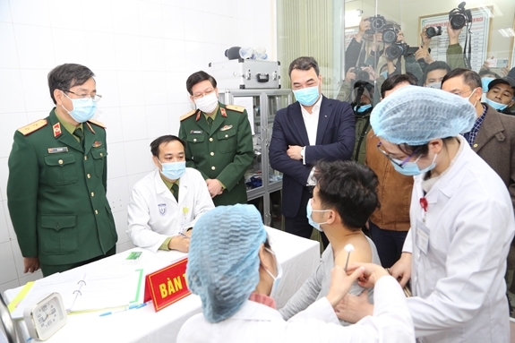 Tình nguyện viên được tiêm thử nghiệm vaccine Covid-19 do Việt Nam sản xuất. Ảnh: qdnd.vn.